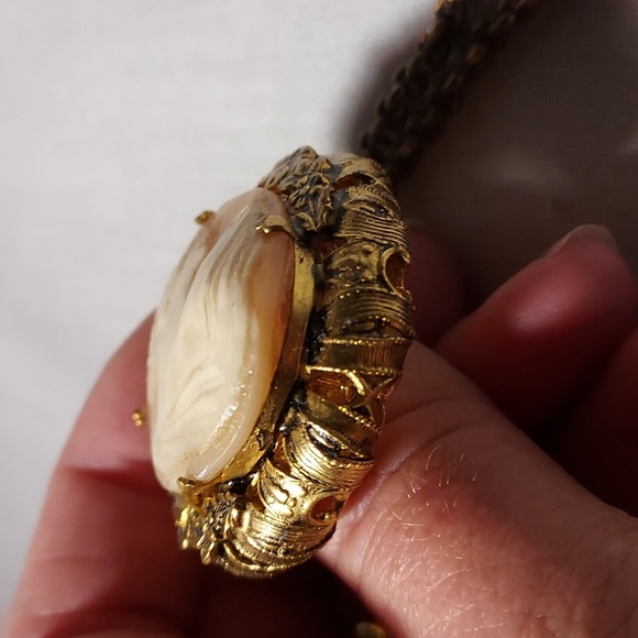 Vintage Hand Carved Shell Cameo Necklace Chunky Gold Tone - Picture 8 of 11